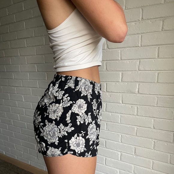 Rare Brandy Melville beach flowy shorts - Picture 3 of 4